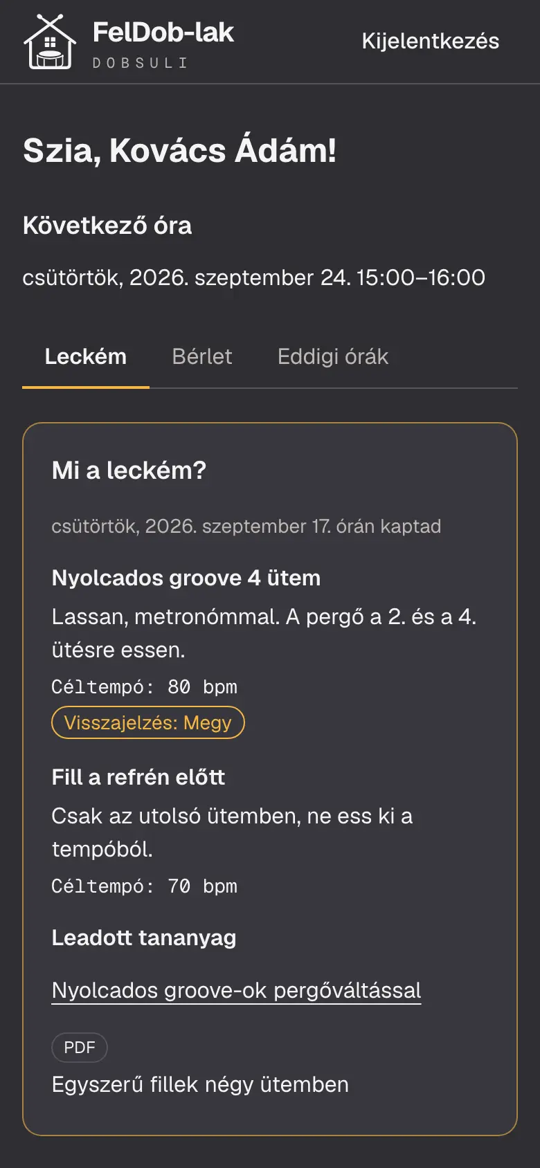 A „Mi a leckém?” oldal telefonon: a következő óra időpontja, alatta a legutóbbi óra leckéje céltempóval, visszajelzéssel és a kapott kottákkal.